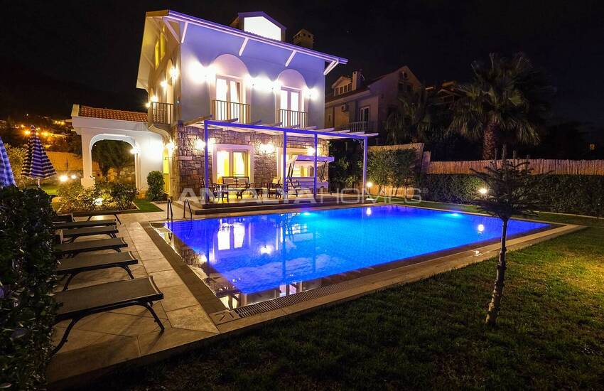 Muğla Fethiye’de Modern Tasarımlı Müstakil Üç Katlı Villa