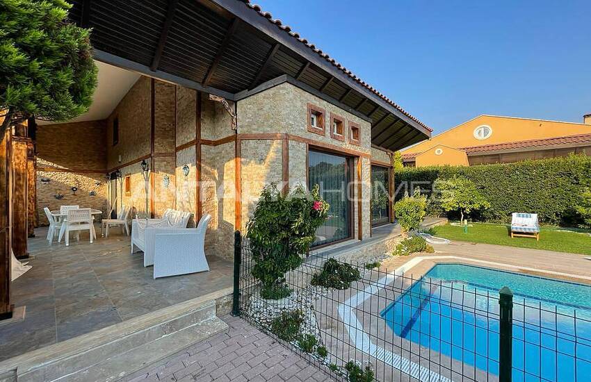 Muğla Fethiye’de Huzurlu Konumda Havuzlu Eşyalı Lüks Villa 1
