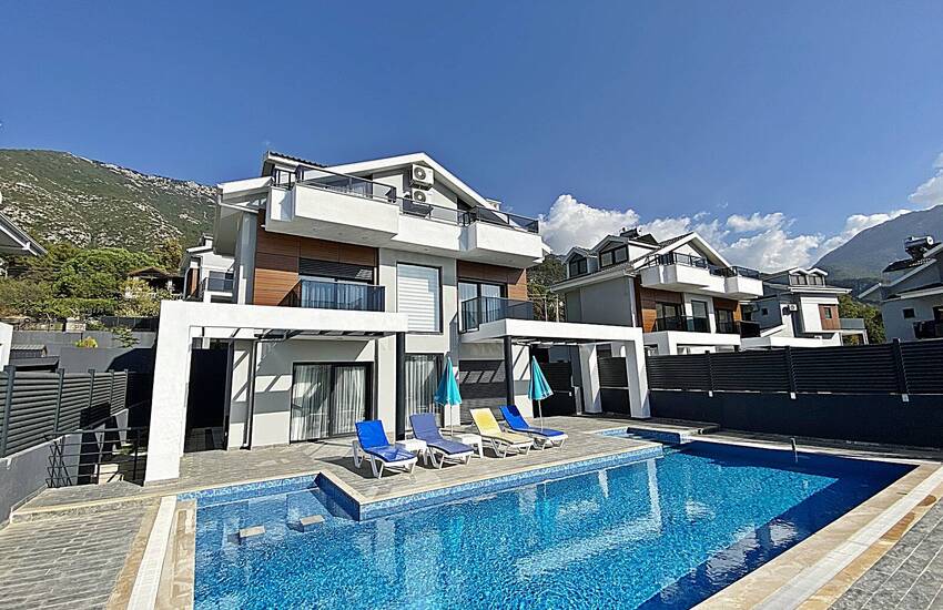 Fethiye'de Havuzlu ve Dağ Manzaralı Özel Tasarım Villa