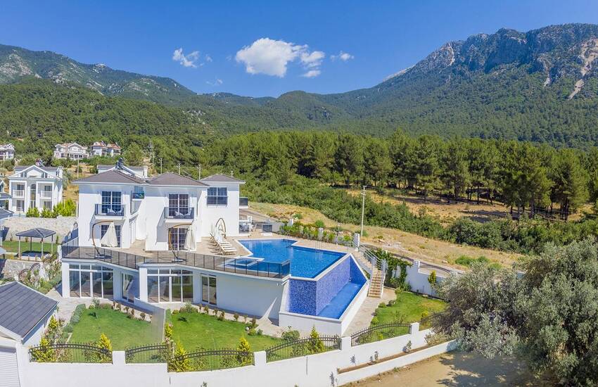 Große Villa Mit Schwimmbad Und Sauna In Fethiye Mugla