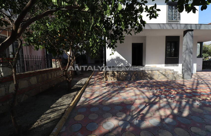 Muğla Fethiye'de Merkezi Konumda 5+1 Bahçeli Şık Villa 3
