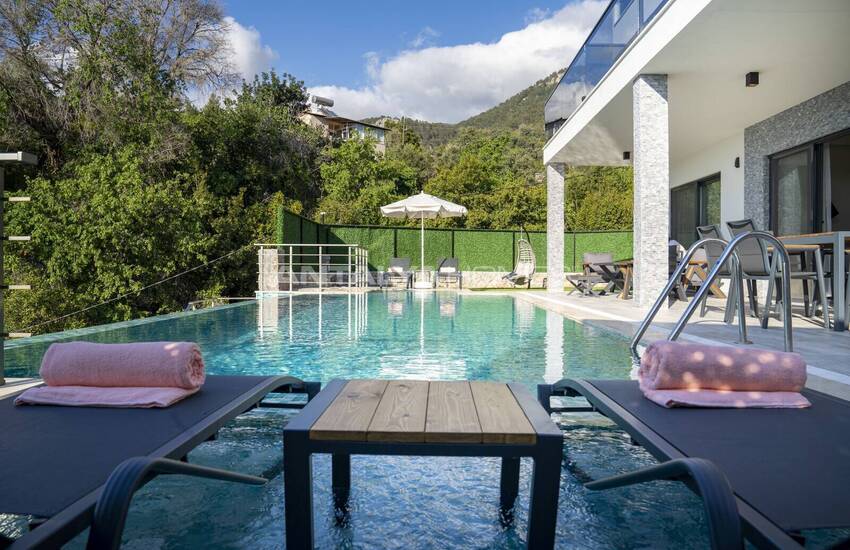 فيلا منفصلة مع مسبح داخلي وخارجي في فاراليا، فتحية 9