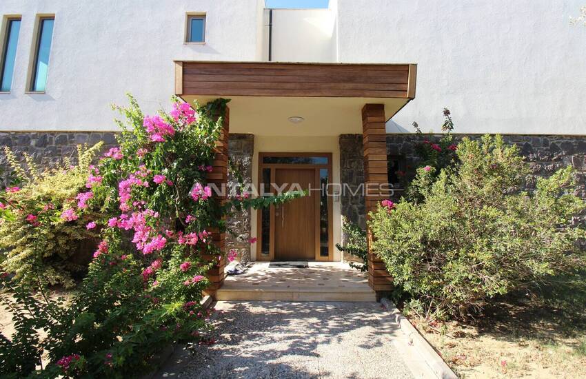 Bodrum'da Özel Havuzlu ve Geniş Bahçeli Müstakil Ev 2
