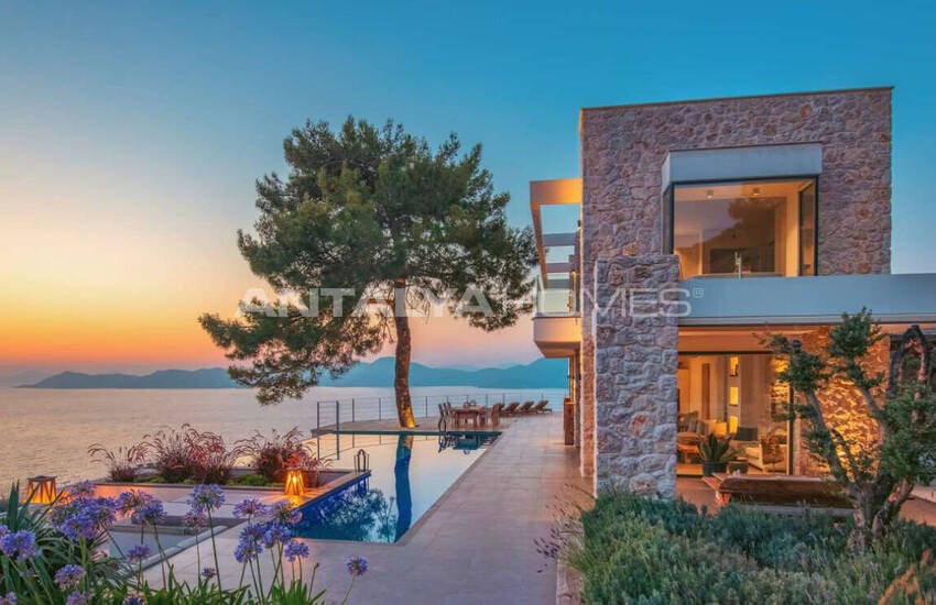 Muğla Fethiye'de Taş Kaplamalı ve Deniz Manzaralı Villa