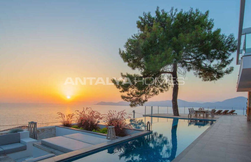 Muğla Fethiye'de Taş Kaplamalı ve Deniz Manzaralı Villa 8