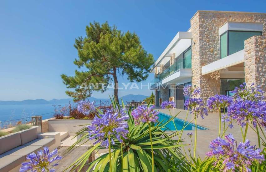 Muğla Fethiye'de Taş Kaplamalı ve Deniz Manzaralı Villa 3