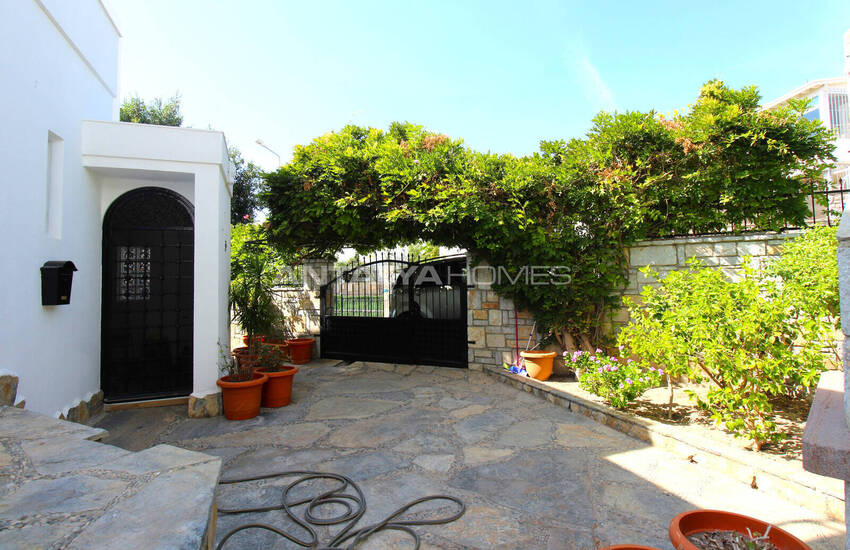 Muğla Bodrum'da Müştemilatlı Deniz Manzaralı Müstakil Villa 12