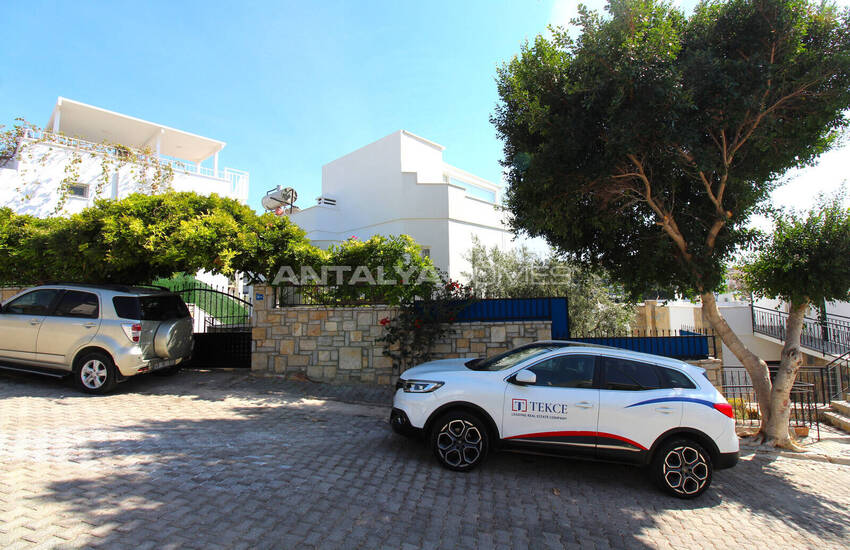 Muğla Bodrum'da Müştemilatlı Deniz Manzaralı Müstakil Villa 15