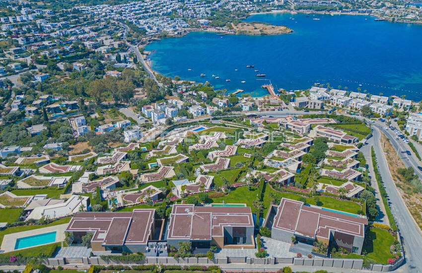 Modern House with Wide Sea Views in a Beach Complex in Yalıkavak 4