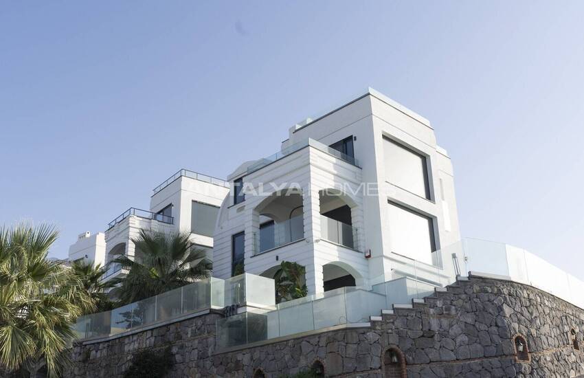 Bodrum'da Marina ve Deniz Manzaralı Havuzlu Ev 2