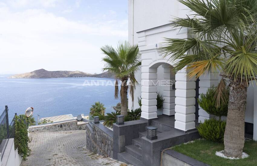 Bodrum'da Marina ve Deniz Manzaralı Havuzlu Ev 4
