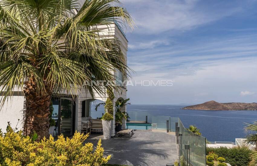Bodrum'da Marina ve Deniz Manzaralı Havuzlu Ev 6