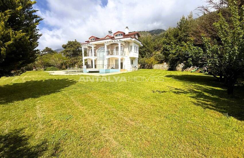 House on 1500 M² Plot in Fethiye Ölüdeniz 1