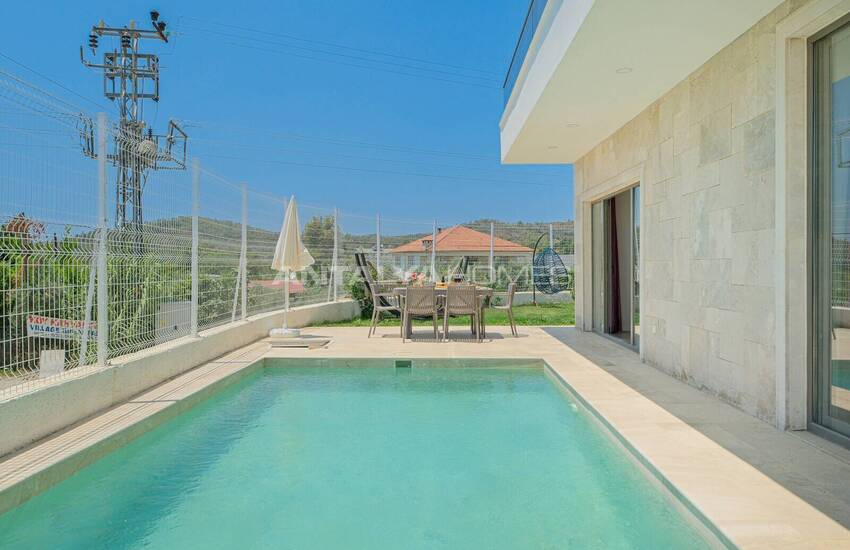 منزل جاهز للسكن مكون من 4 غرف نوم مع مسبح وحديقة في فتحية 7