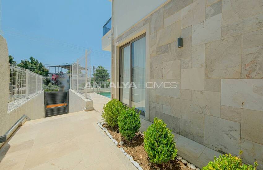 منزل جاهز للسكن مكون من 4 غرف نوم مع مسبح وحديقة في فتحية 8