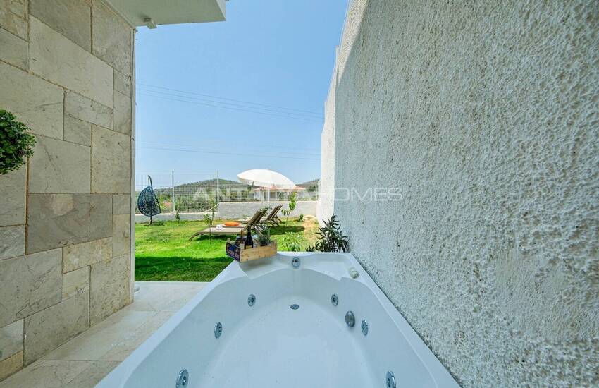 منزل جاهز للسكن مكون من 4 غرف نوم مع مسبح وحديقة في فتحية 9