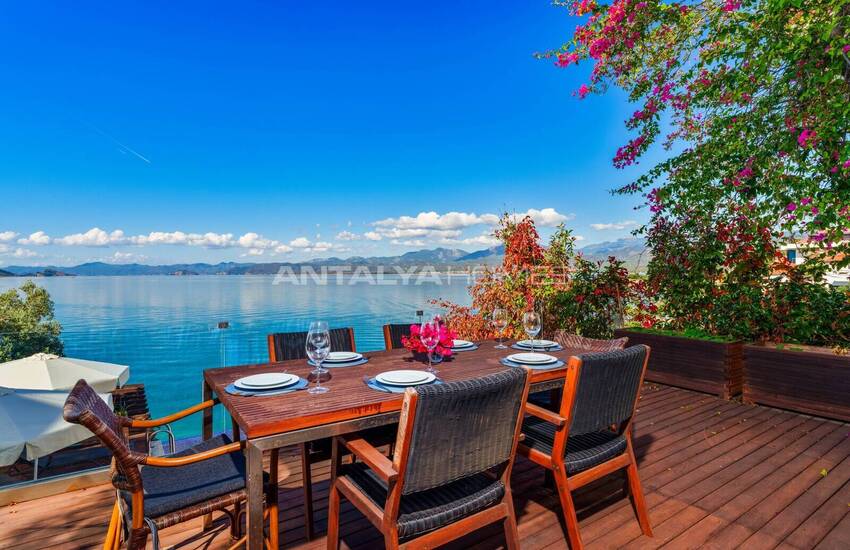 Fethiye Şövalye Adası'nda Özel İskeleli Denize Sıfır Yalı 12