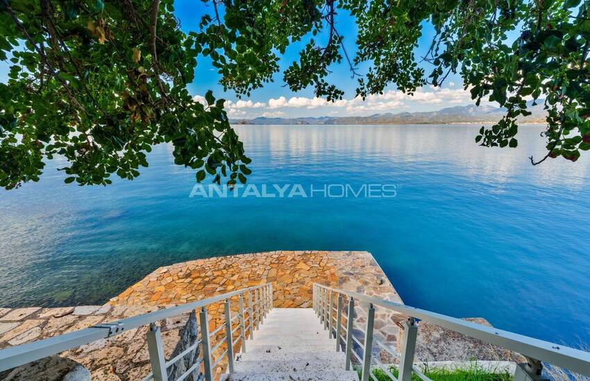 Fethiye Şövalye Adası'nda Özel İskeleli Denize Sıfır Yalı 16