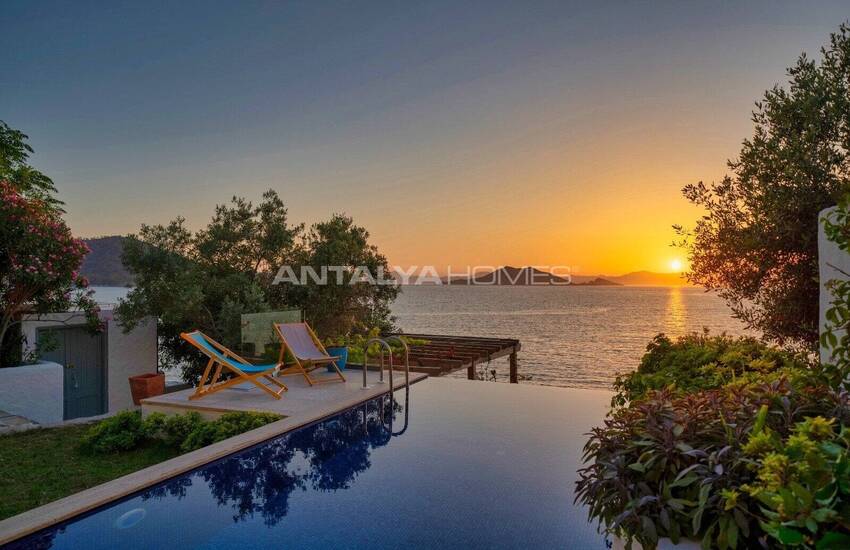 Fethiye Şövalye Adası'nda Özel İskeleli Denize Sıfır Yalı 9