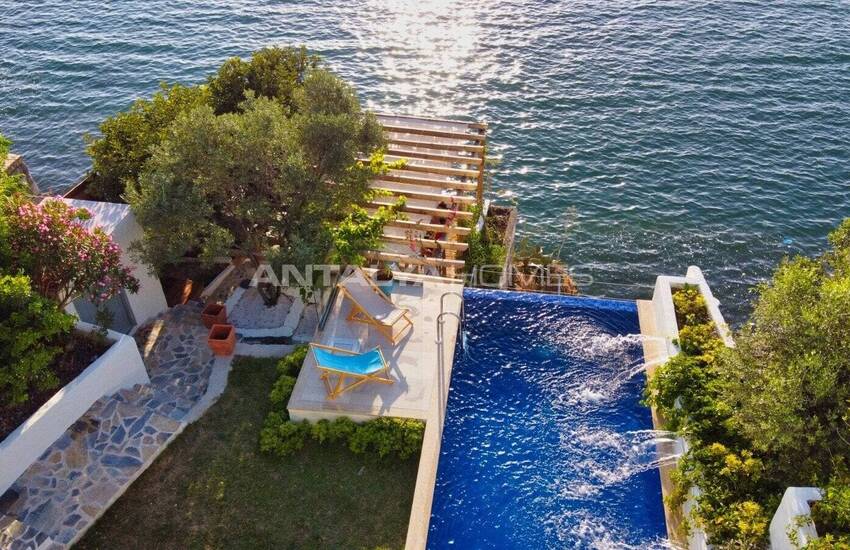Fethiye Şövalye Adası'nda Özel İskeleli Denize Sıfır Yalı 11