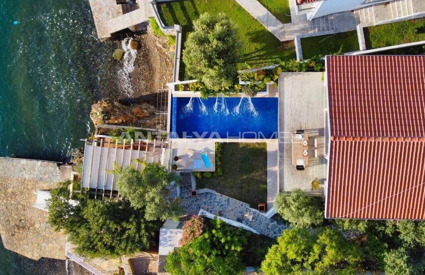 Fethiye Şövalye Adası'nda Özel İskeleli Denize Sıfır Yalı 10