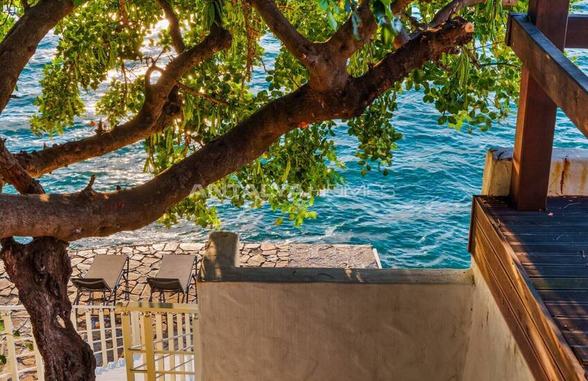 Fethiye Şövalye Adası'nda Özel İskeleli Denize Sıfır Yalı 5