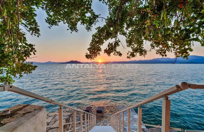 Fethiye Şövalye Adası'nda Özel İskeleli Denize Sıfır Yalı 3