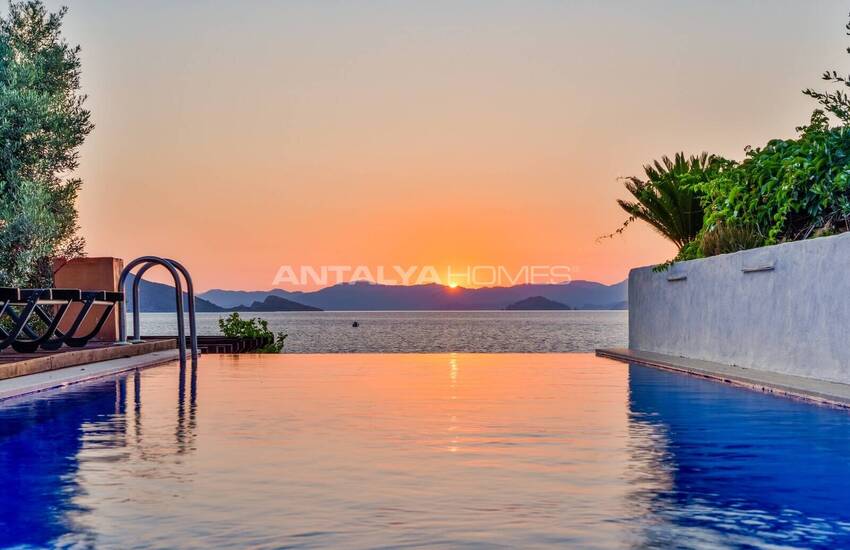 Fethiye Şövalye Adası'nda Özel İskeleli Denize Sıfır Yalı 2