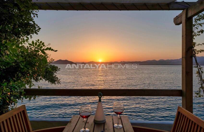 Fethiye Şövalye Adası'nda Özel İskeleli Denize Sıfır Yalı 7