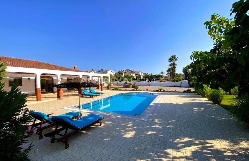 Muğla Fethiye'de Denize Yakın Havuzlu ve Bahçeli Satılık Şık Villa 2