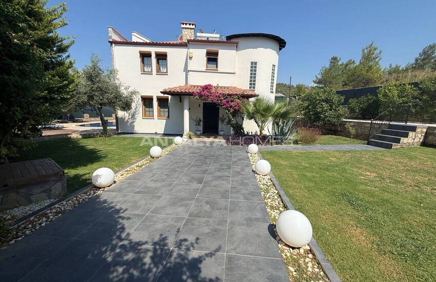 Fethiye'de Özel Havuzlu 4 Yatak Odalı Müstakil Villa 2