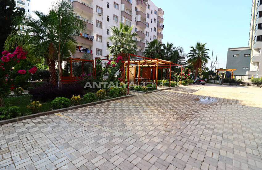 Mersin'de Denize Yakın Havuzlu ve Otoparklı Sitede Daireler 3