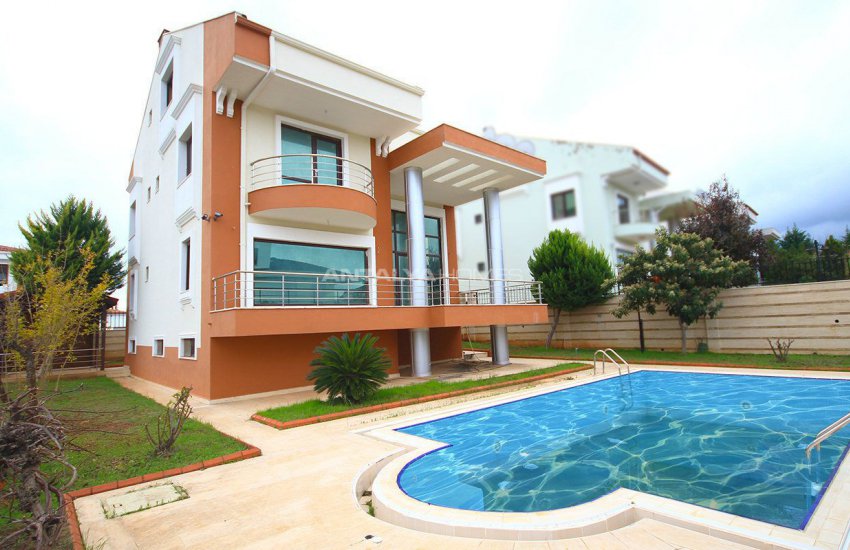 Rymlig Villa Med Utsikt Över Skogen I Antalya 8