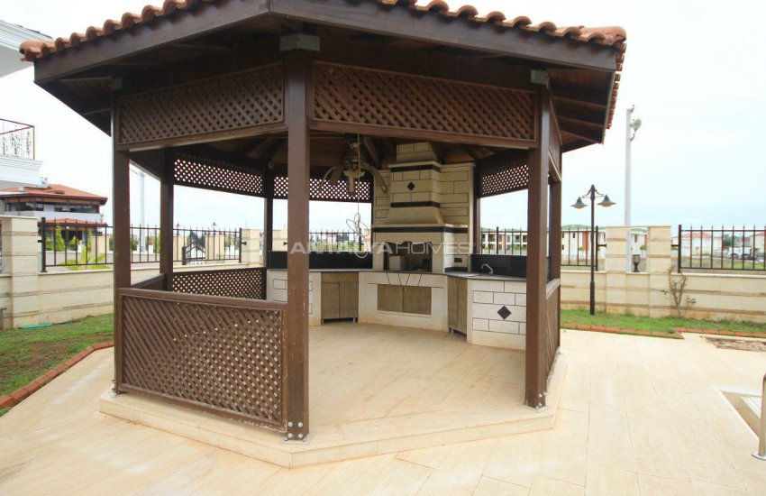 Rymlig Villa Med Utsikt Över Skogen I Antalya 9