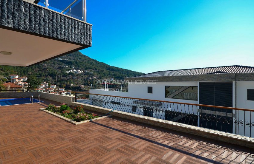 Sea View 5+1 Villa in Alanya with Rich Features 3