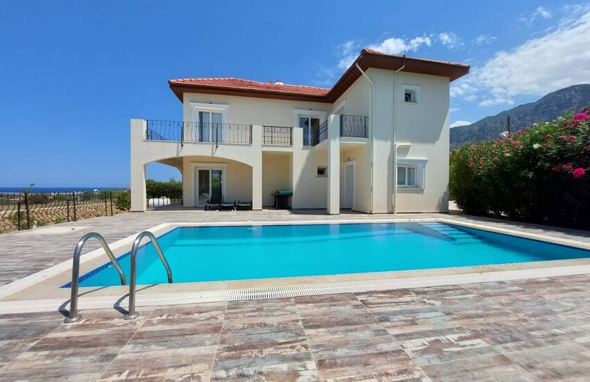 Detached House with Private Pool and Large Garden in Girne