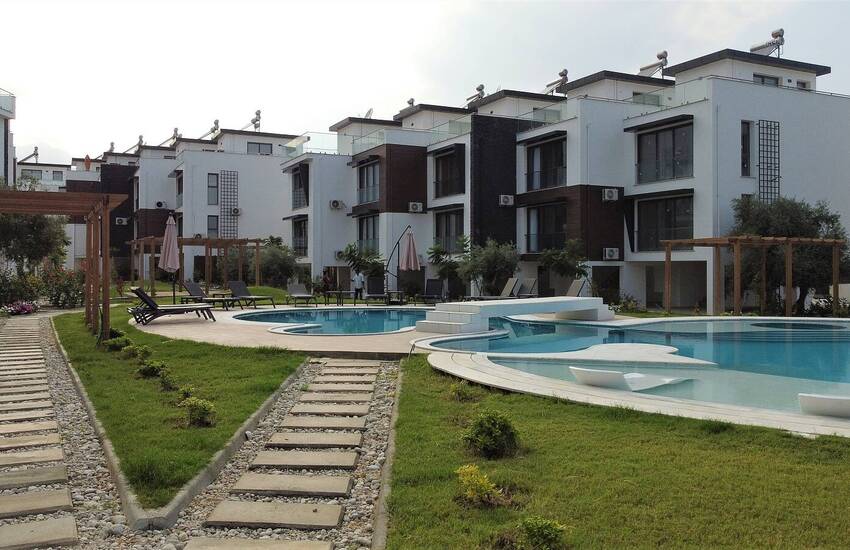 Moderne Maisons De Ville Triplex Dans Le Centre-ville De Girne