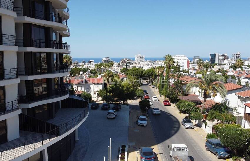 Kıbrıs Girne'de Ana Cadde Üzerindeki Sitede Satılık Dükkanlar