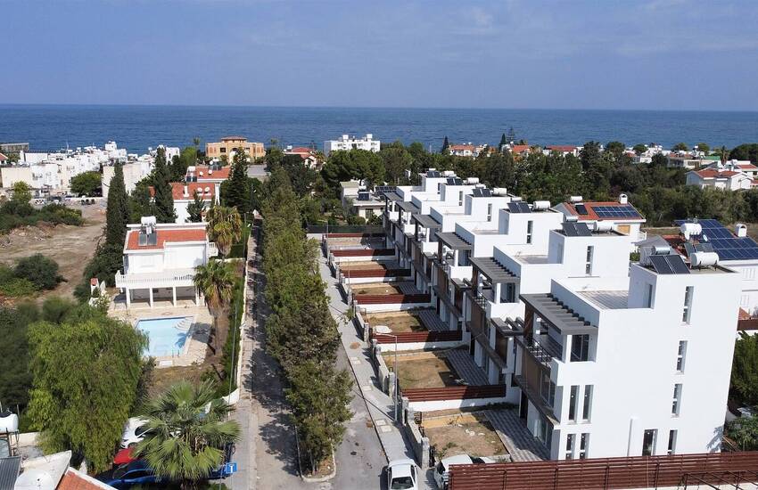 Kıbrıs Girne’de Plaja Yakın Özel Havuzlu Tripleks Villalar