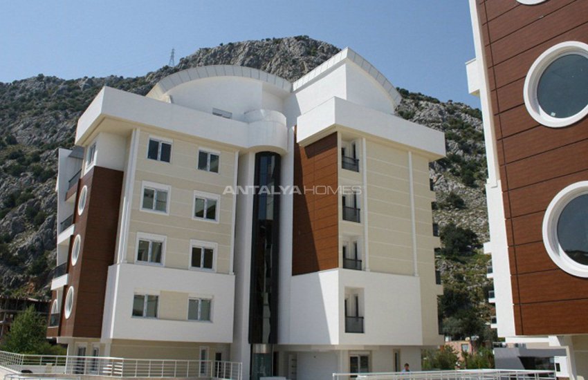 Functional Houses in the Desirable Location of Konyaalti 10