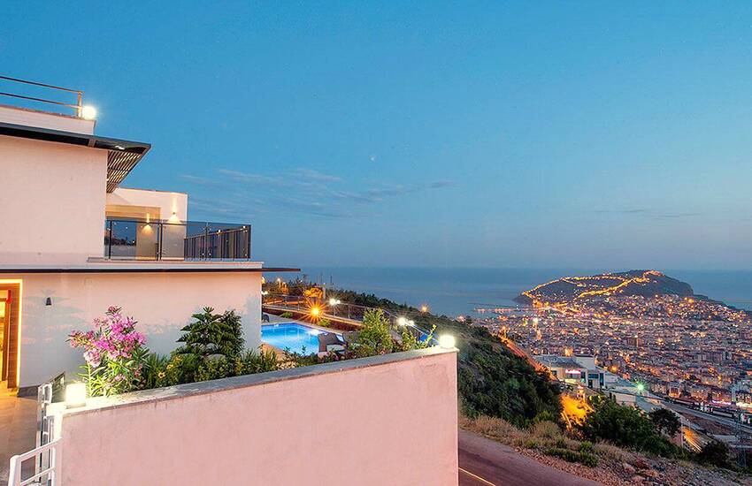 Quality Houses with Magnificent View in Alanya