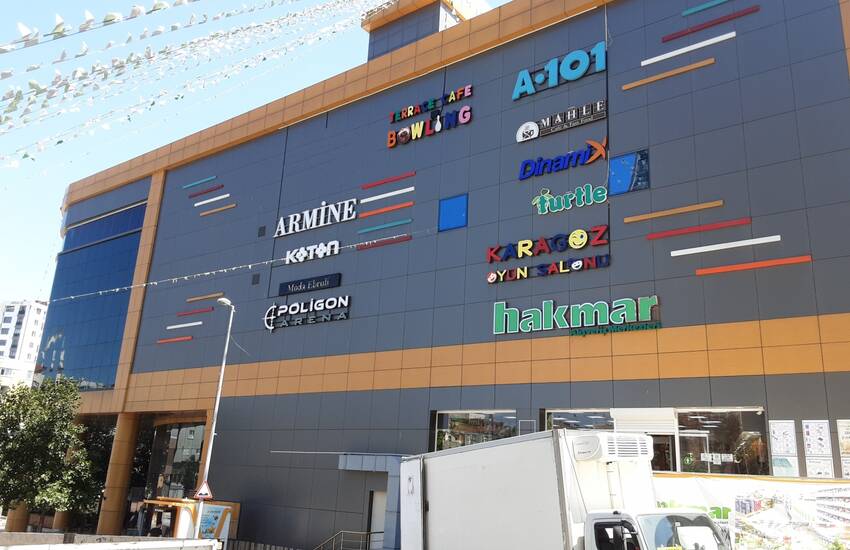 İstanbul'da Yeni Açılmış Alışveriş Merkezi İçinde Dükkanlar