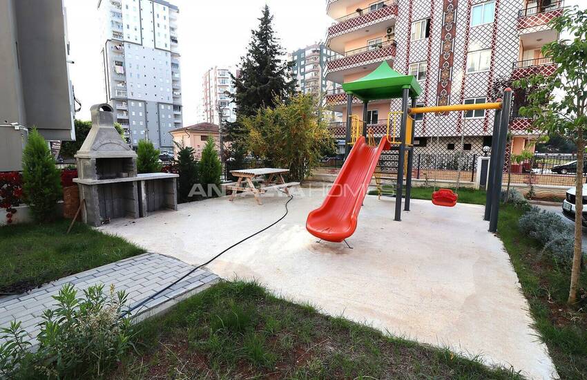 Flat with Private Garden Usage in Mersin Yenisehir 3