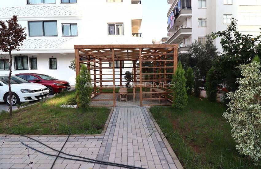 Flat with Private Garden Usage in Mersin Yenisehir 4