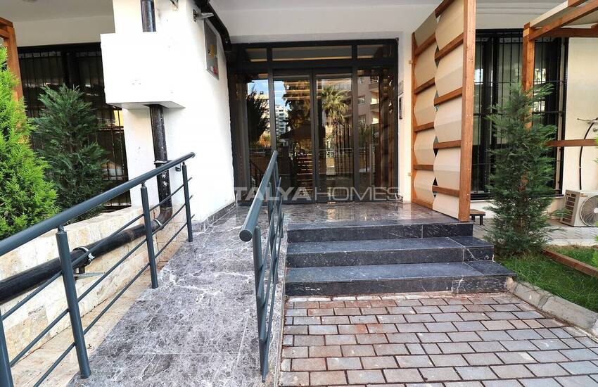 Flat with Private Garden Usage in Mersin Yenisehir 5