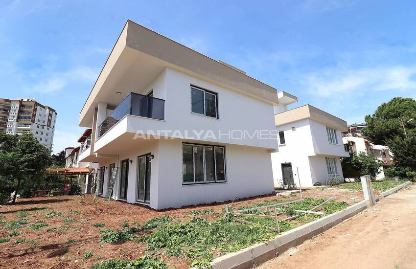 Mersin'de Geniş Teras Alanına Sahip Site İçinde İkiz Villa 3