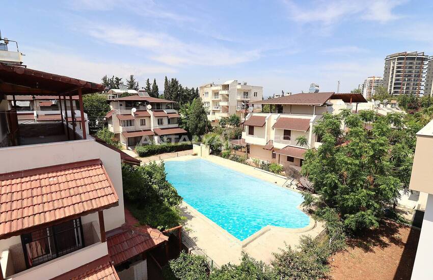 Mersin'de Geniş Teras Alanına Sahip Site İçinde İkiz Villa 4
