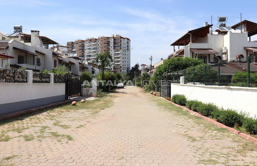 Mersin'de Geniş Teras Alanına Sahip Site İçinde İkiz Villa 6