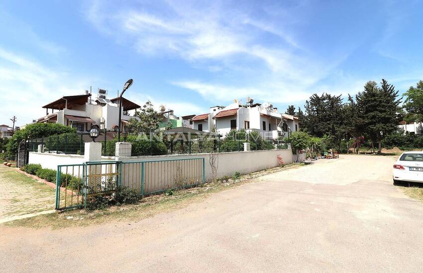 Mersin'de Geniş Teras Alanına Sahip Site İçinde İkiz Villa 7