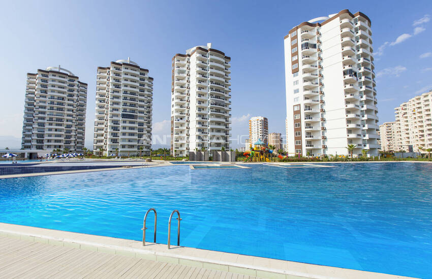Apartments in Comprehensive Project Close to Sea in Mersin 2